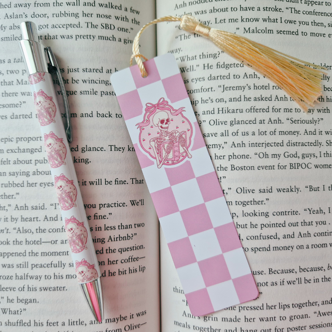 Pen & Bookmark Set "Just One More Chapter"