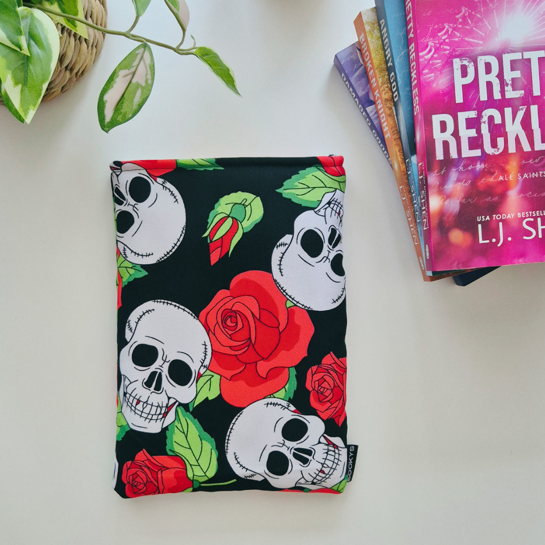 Book Sleeve Small "Deadly Roses"