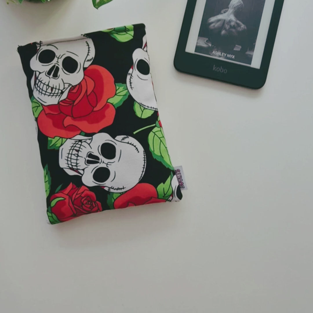 Book Sleeve E-Reader "Deadly Roses"
