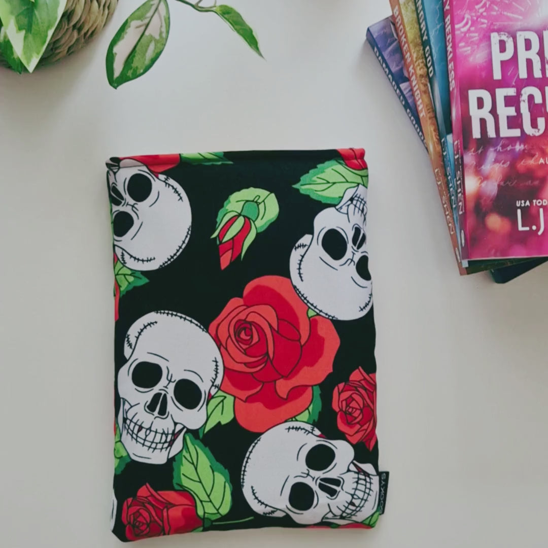 Book Sleeve Small "Deadly Roses"