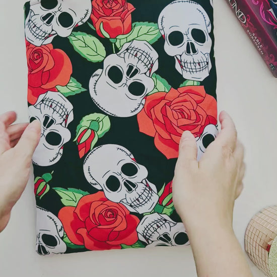 Book Sleeve Large "Deadly Roses"