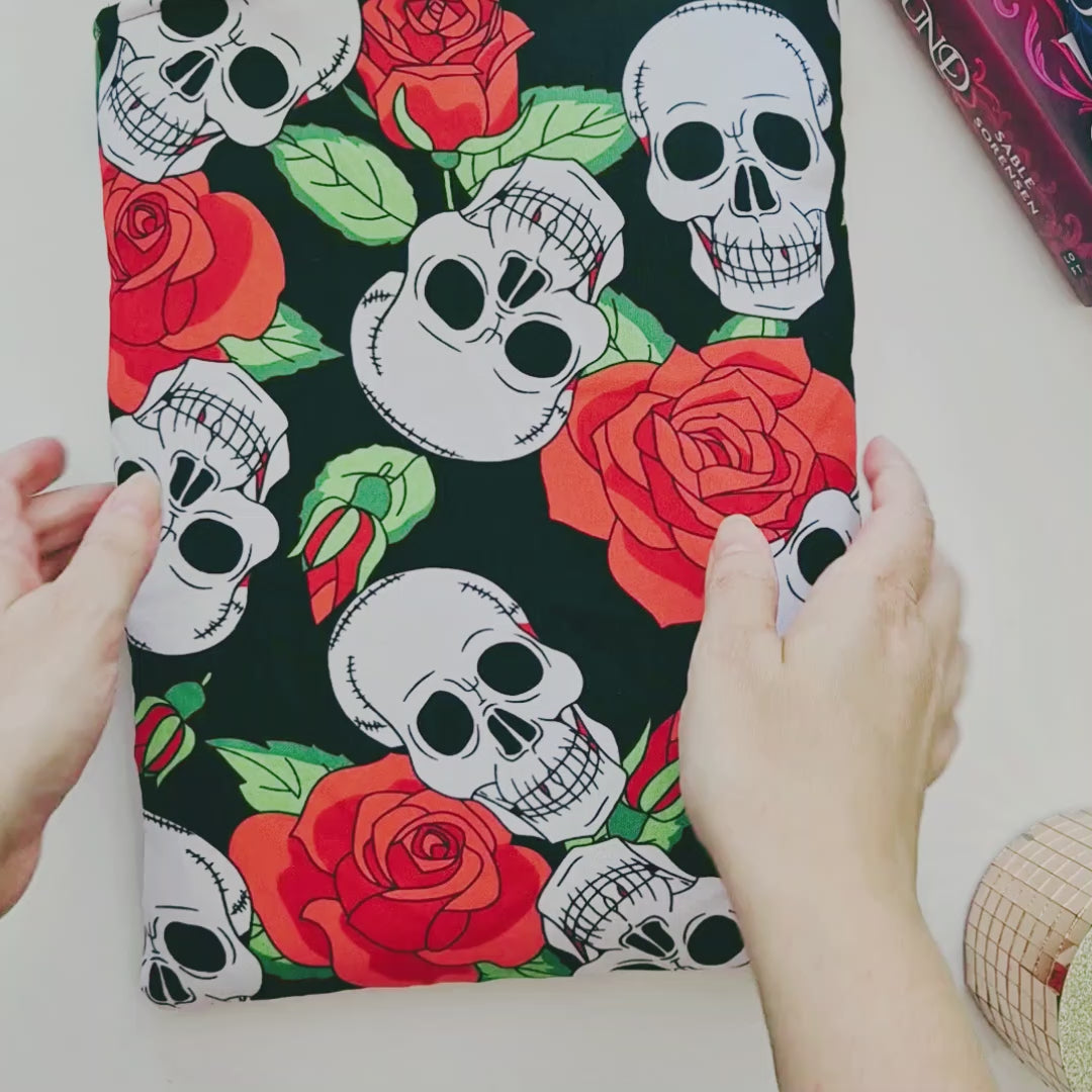 Book Sleeve Large "Deadly Roses"