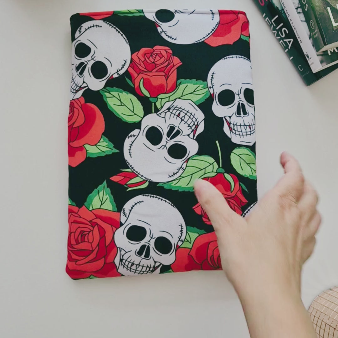 Book Sleeve Medium "Deadly Roses"